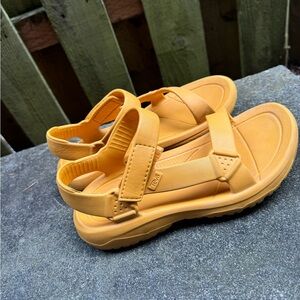 Teva Hurricane Drift sandals in discontinued sunflower yellow *fits like a 9-10*